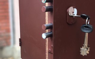металлические ворота с калиткой, установлен сувальдный замок, внутри отделка OSB плитой, модель ВГМ - 43